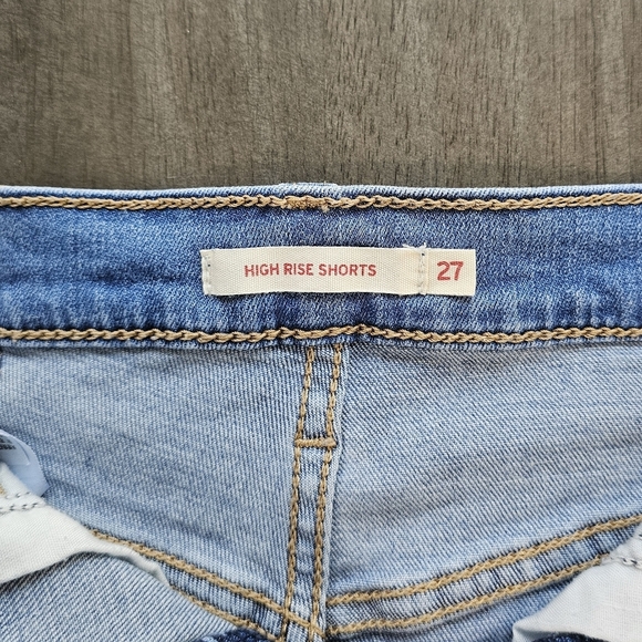Levi's High Rise Shorts - Picture 3 of 4